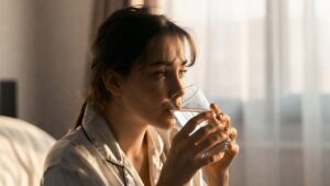 Bere acqua appena svegli: cosa succede nei primi 10 minuti al tuo corpo