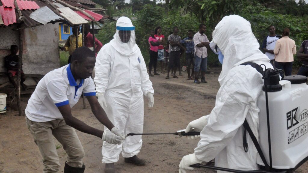 Quattro infermieri guariti dall’Ebola: la notizia che dà speranza mentre la scienza corre per il vaccino