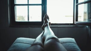 Perché con il caldo le gambe si gonfiano e cosa fare per sgonfiarle