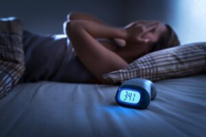 Svegliarsi tra le 3 e le 5 del mattino: cause, significato e rimedi
