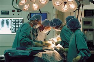 Trapianto rivoluzionario salva una giovane di 21 anni: a Torino primo intervento al mondo con tecnica extra-anatomica