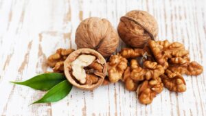 Mandorle e noci: ecco quante mangiarne al giorno