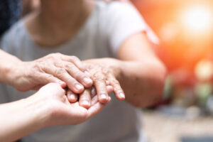 Parkinson: i 10 sintomi iniziali che spesso ignoriamo
