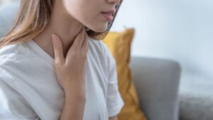 Tumore alla tiroide: 4 segnali da riconoscere subito