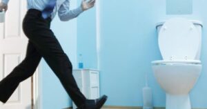 Quante volte bisogna urinare al giorno? La risposta cambia con l’età e può dire molto sulla salute