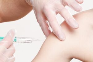 Influenza nei bambini: perché il vaccino è urgente questo autunno