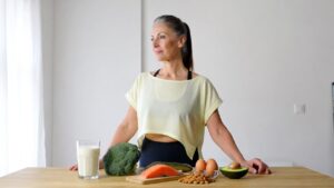 Prevenire osteoporosi e fratture: le 5 vitamine essenziali per la salute delle ossa